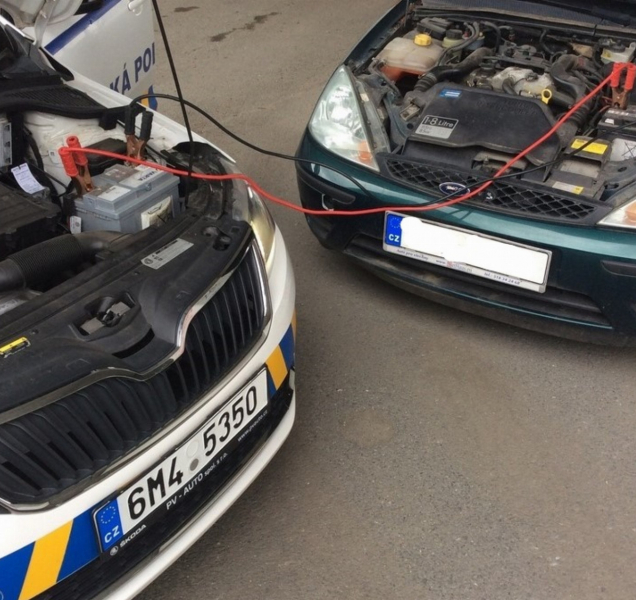 Olomoučtí strážníci pomohli mladíkovi nastartovat auto