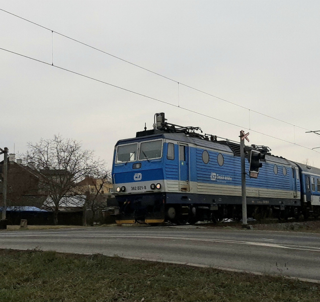 Expres v Olomouci projel nástupiště, musel couvat zpátky