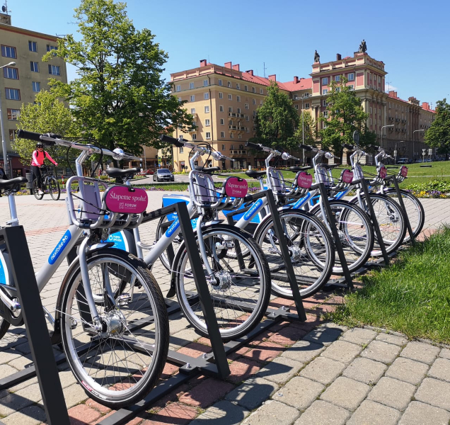 Sdílená kola na 30 minut zdarma, koloběžky bez nástupní taxy