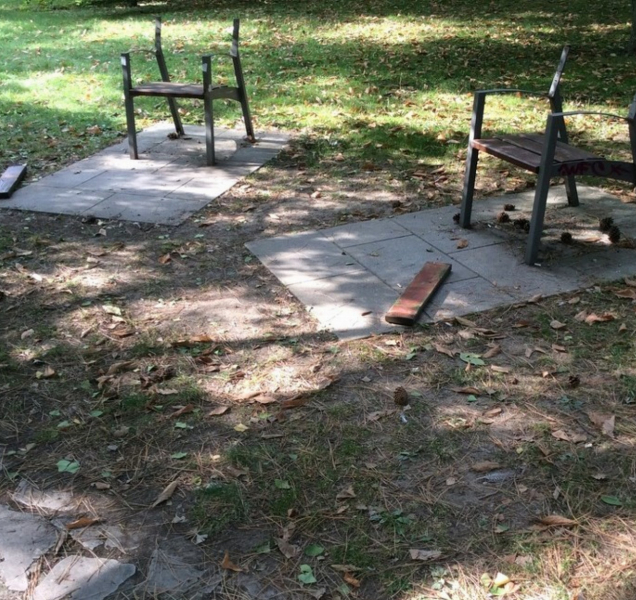 Neznámý vandal poničil lavičky ve Smetanových sadech