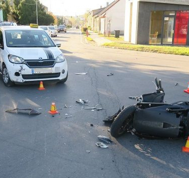Řidič v autě nedal přednost motocyklistovi, došlo k nehodě