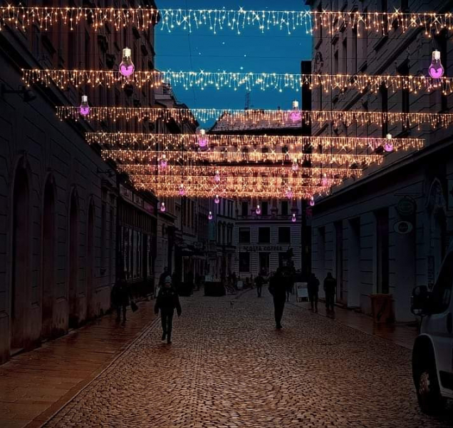 Větrníky v centru Olomouce vystřídalo vánoční osvětlení