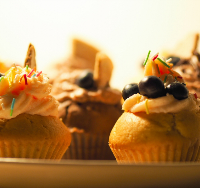 Vaříme s Večerníkem: Čokoládový a ovocný cupcake