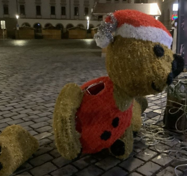 Vánočního medvěda u kavárny na Dolním náměstí zřídili vandalové