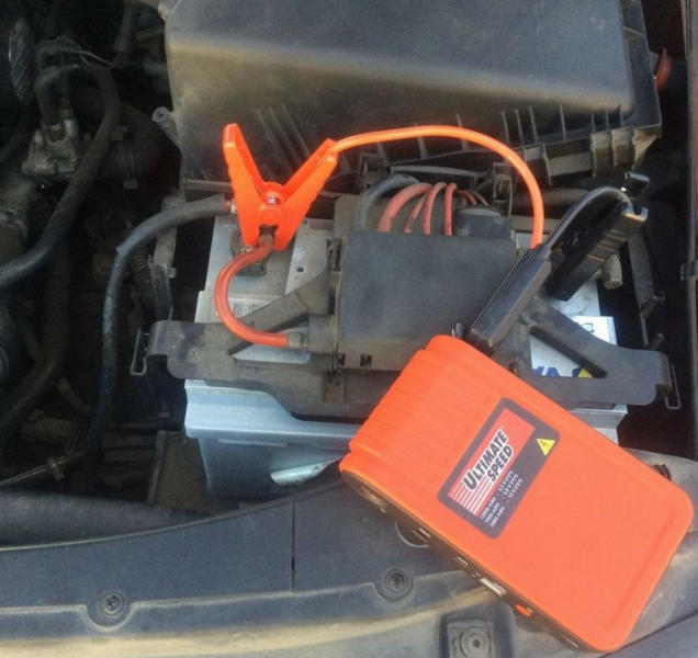 Strážníci pomohli řidiči nastartovat auto