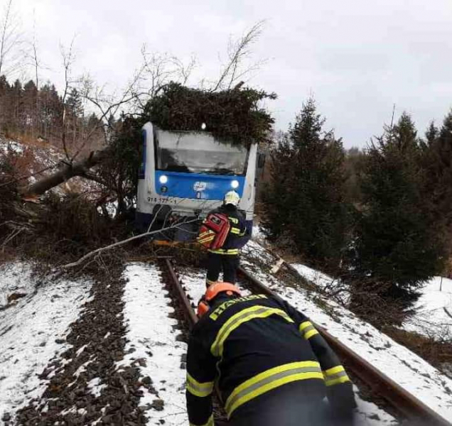 Účet víkendového vichru: Popadané stromy i poničené střechy