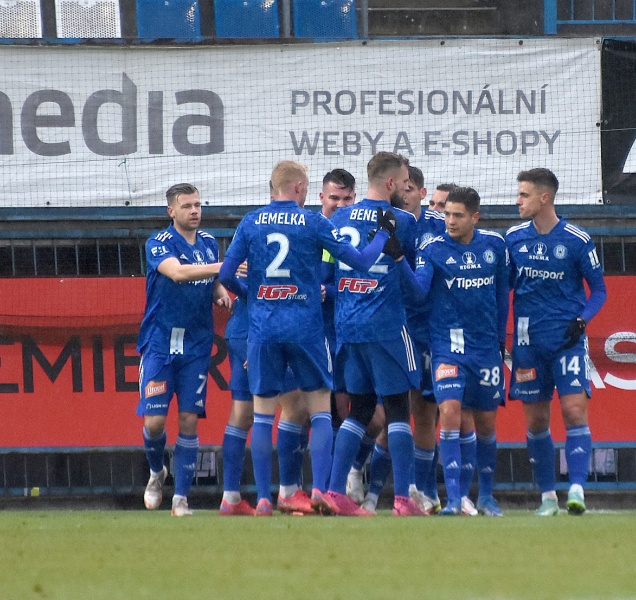 Sigmu čeká hned na úvod anglický týden