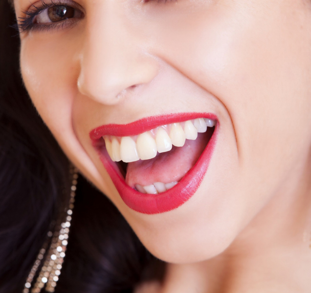 Strážníci pomáhali mladíkovi dostat přejetou kočku ze silnice