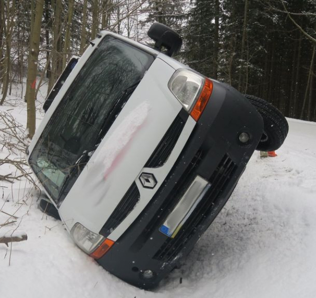 Dodávka skončila na boku, řidička bez zranění
