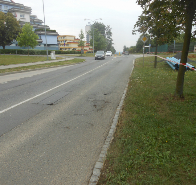 Okružní ulici budou dělat nový asfalt