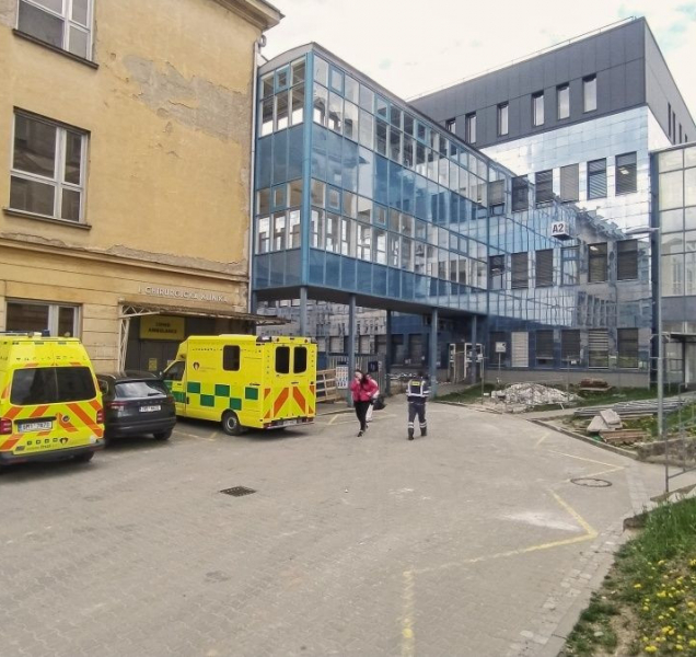 Jeden ze vstupů na urgent ve fakultce zavřou