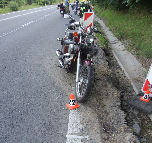 Srazil motorkáře a ujel od nehody