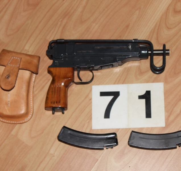 Ozbrojený a s kuklou se procházel kolem cizího domu