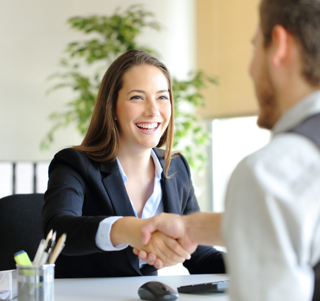 Na trh práce míří tisíce absolventů vysokých škol