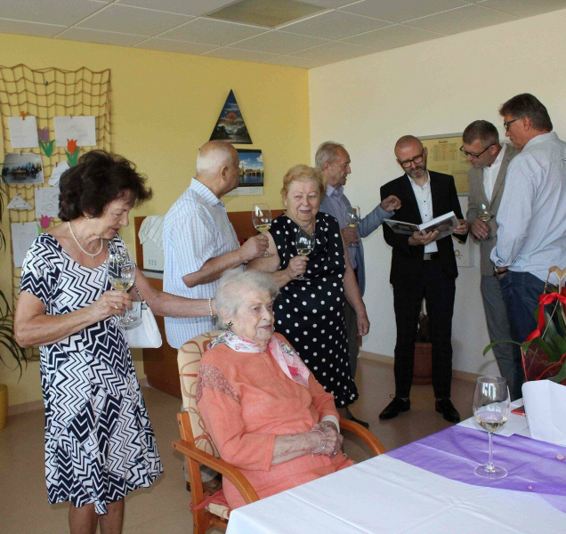 Seniorka oslavila v chválkovickém domově stovku
