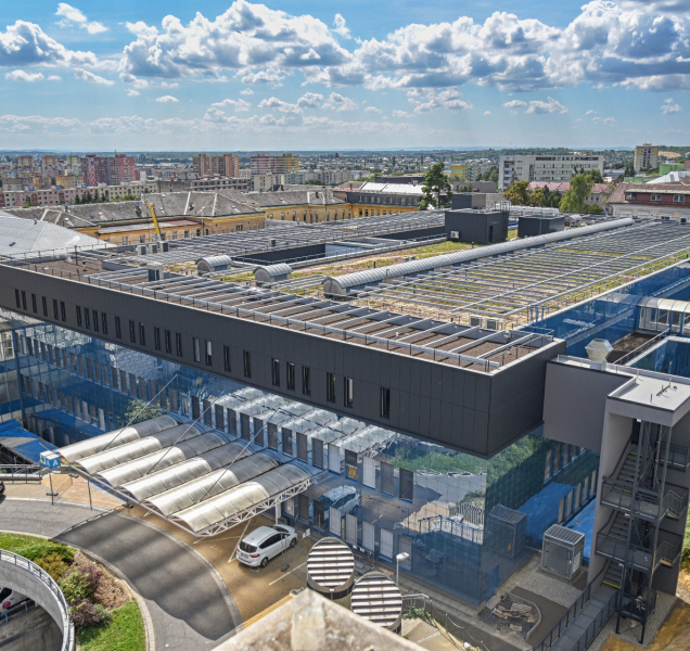 Modrý monoblok ve fakultce má novou nástavbu