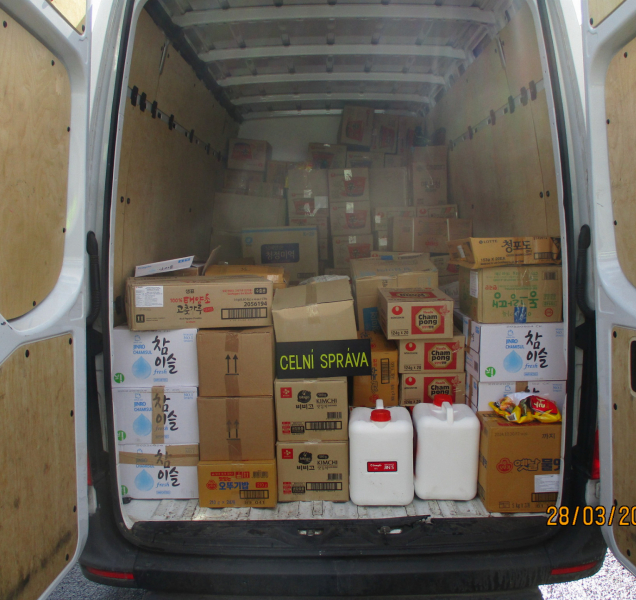 Mongolský řidič pašoval v přetížené dodávce korejský alkohol