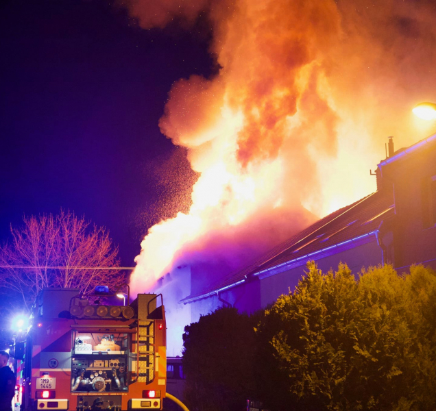 Pohotoví policisté pomohli muži a ženě dostat se z hořícího domu