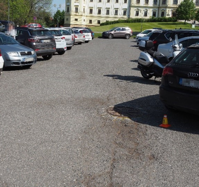 Zranil řidič na parkovišti chodkyni, nebo se jí ani nedotknul?