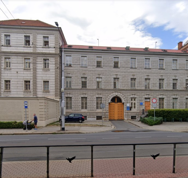 Policie hledá uprchlého vězně. Utekl vězeňské stráži v Olomouci