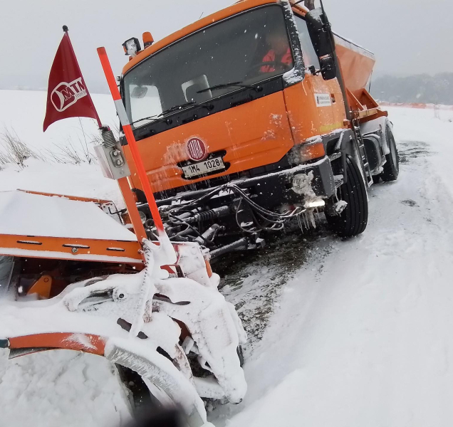 Sníh byl nepřekonatelnou překážkou pro autobusy, ale i pro sypače