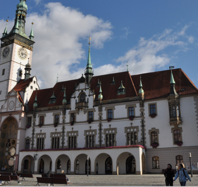 Oprava fasády a hlavní věže, kolem radnice už roste plot. Budou i sluneční hodiny