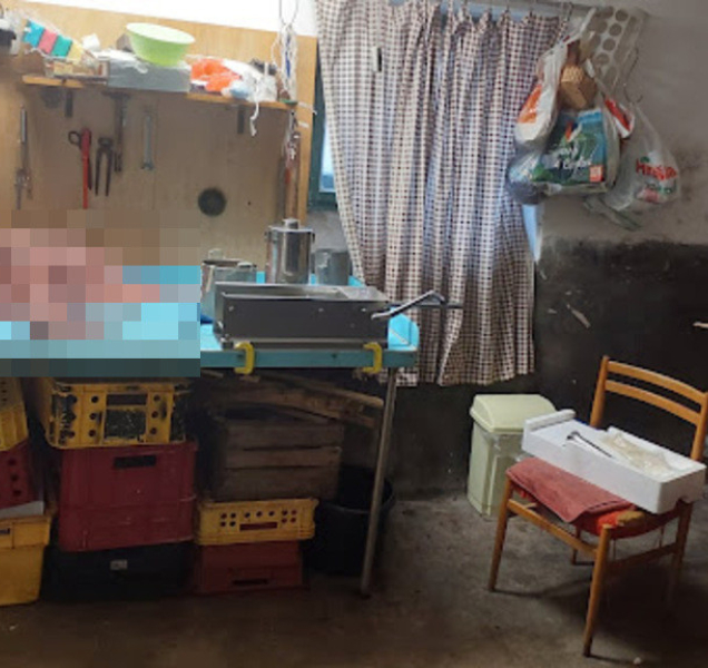 Načerno vyráběli uzeniny v prádelně, sousedé je práskli policii