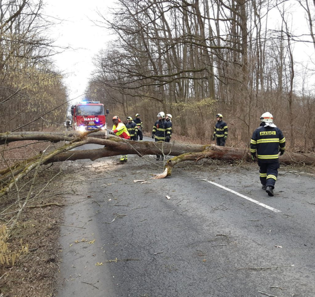 Hasiči měli napilno, zaměstnala je vichřice i požár autobusu