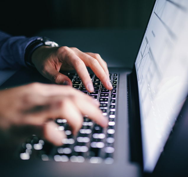 Boj proti online podvodníkům. Na policejní akce chodí stovky lidí