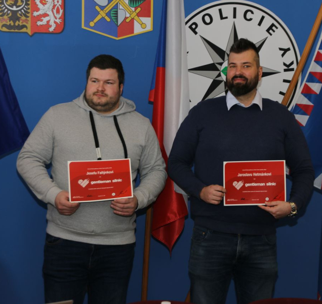 Stateční zachránci dostali ocenění. Vytáhli člověka z hořícího vozu