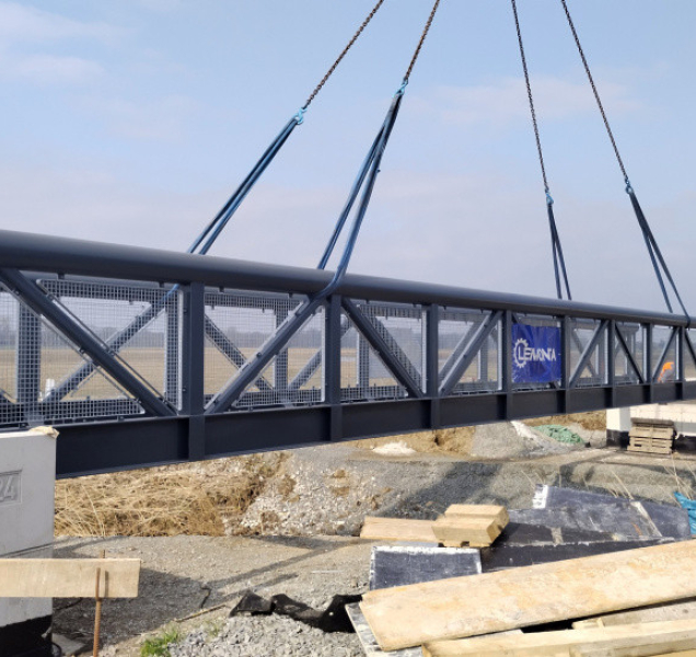 Stavbaři osadili lávku na cyklostezce, cesta na Březce bude rychlejší