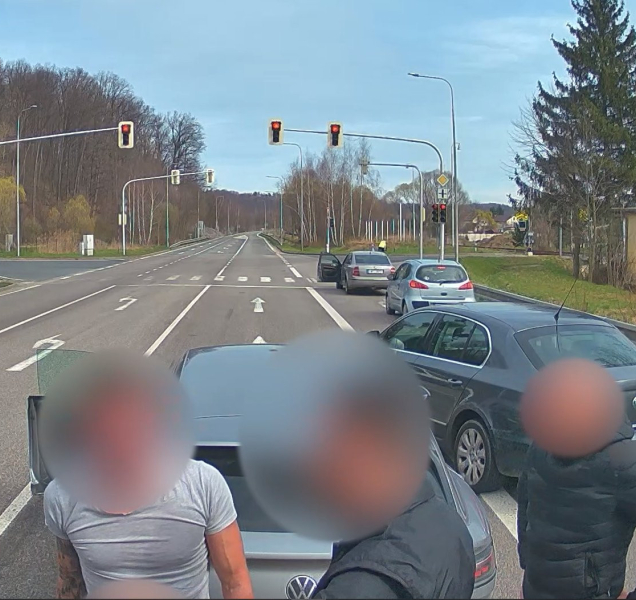 Agresivní jízda řidičů skončila potyčkou kousek před hranicí