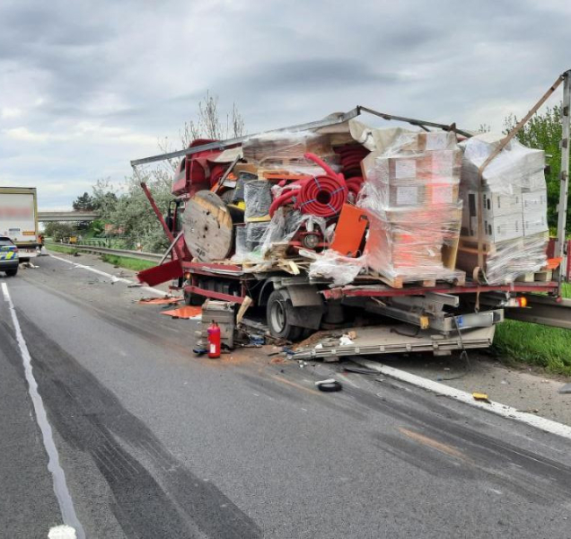 Vážná nehoda zastavila dnes ráno provoz na dálnici
