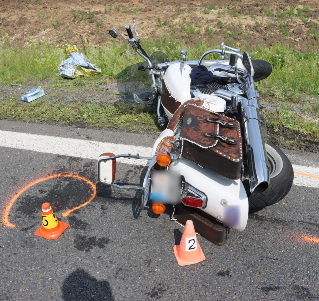 Další bouračky motocyklů: obě zřejmě zavinili řidiči aut