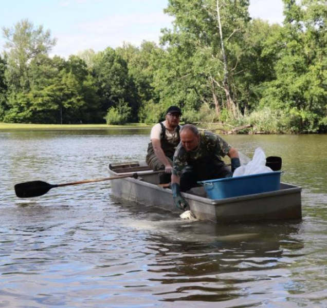 V Přerově čistí přírodní koupaliště Velká Laguna
