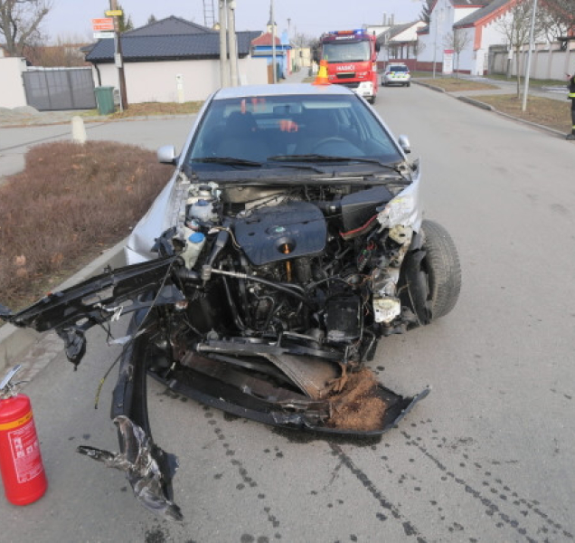 Oslněný senior vjel pod vlak, stáli při něm všichni svatí