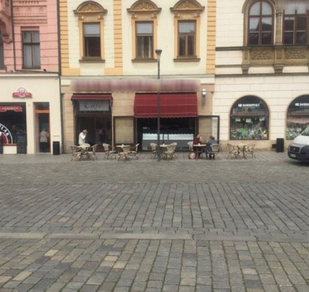 Na zahrádku před podnikem neměl povolení