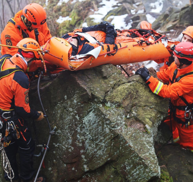 Hasiči cvičili zásahy na skalách i hluboko pod zemí