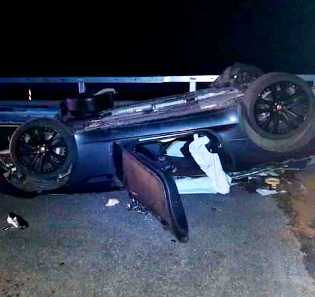 Nevšimli si uzavřeného úseku D35, obě auta skončila na střeše