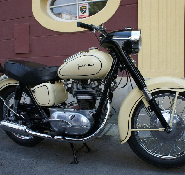 Mladí zloději kradli historické motorky