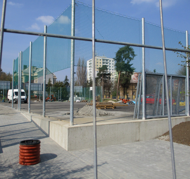 Na hřišti u ZŠ Mozartova už se zase pracuje