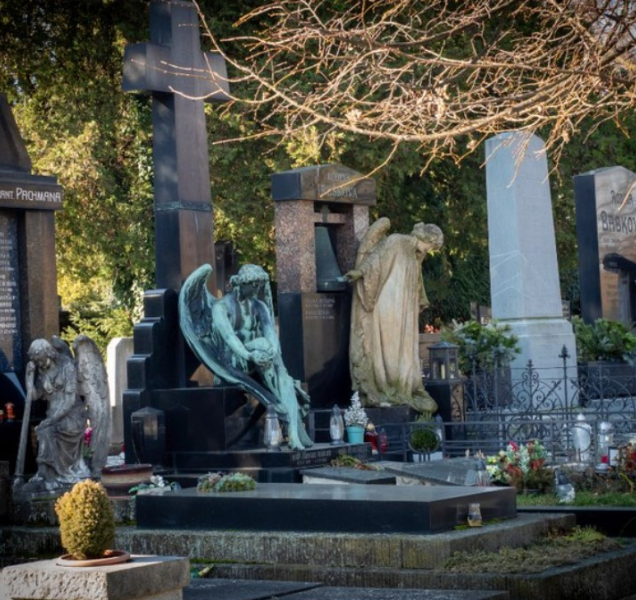 Otevřené hroby a urny, poničené náhrobky a policie na hřbitově