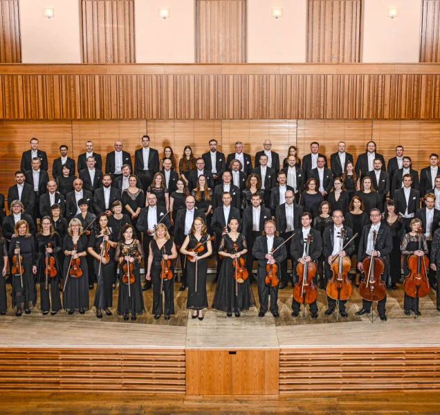 Jaký byl první rok sloučeného divadla a filharmonie?