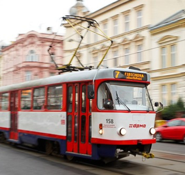 Tramvaje mezi soudem a Tržnicí nahradí autobusy
