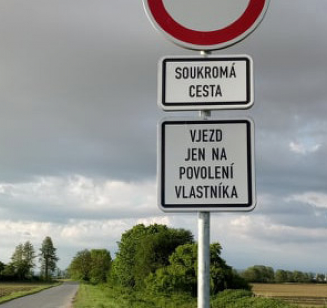 Problém této dopravní značky je, že cesta není soukromá