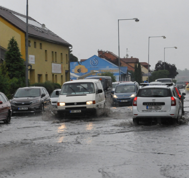 Voda zatopila silnici na Dolní Novosadské, hrozí povodně?