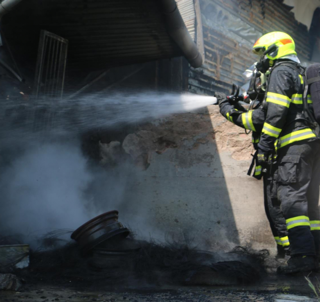 V Hrdibořicích na Prostějovsku hořel sklad s auty