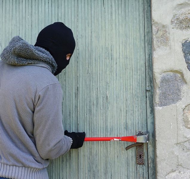 Policisté zadrželi muže v Majetíně přímo při vloupání