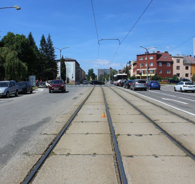 Točil se do protisměru, naboural autobus. Hledáme svědky