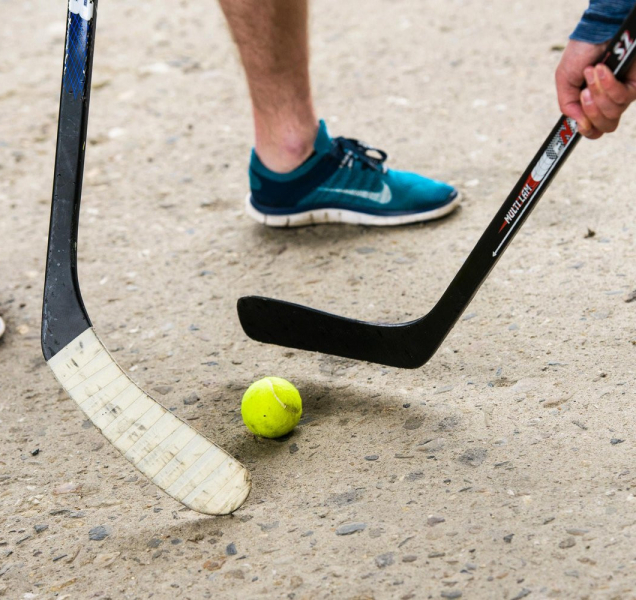 Kluci hráli hokej, ale pálili na tramvaje